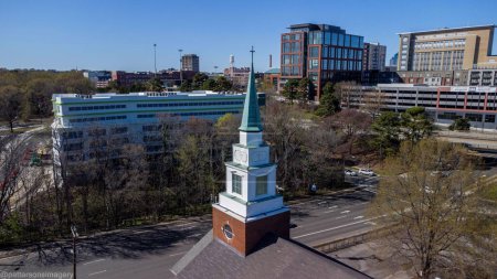 Téléchargez les photos : Vue aérienne d'une église près du centre-ville de Durham en Caroline du Nord par une journée ensoleillée - en image libre de droit