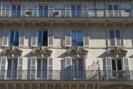 Téléchargez les photos : Paris, ancienne avenue des bâtiments Daumesnil, façades et fenêtres typiques - en image libre de droit