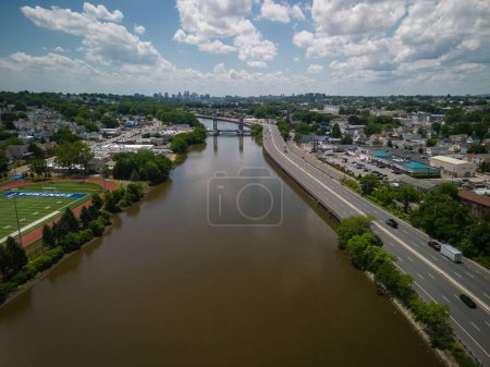 Foto de Una vista aérea del puente Turnpike sobre el río Passaic en Nueva Jersey, con paisaje urbano en un día soleado - Imagen libre de derechos