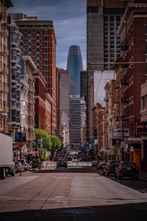 Foto de Un disparo vertical de la Torre Salesforce al final de la calle en San Francisco - Imagen libre de derechos