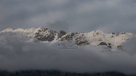 Foto de Montañas nevadas del Nordkette en el Tirol en la niebla son una experiencia fantástica para todos los turistas y lugareños - Imagen libre de derechos