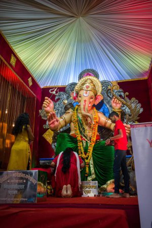 Téléchargez les photos : Une belle idole du Seigneur Ganesha, Girangaoncha Raja, est adorée par les croyants à Mumbai, en Inde - en image libre de droit