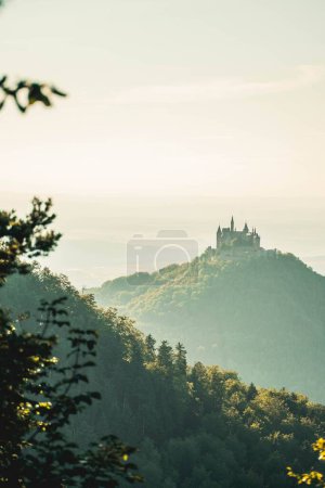 Téléchargez les photos : Le château Hohenzollern sur une colline - en image libre de droit