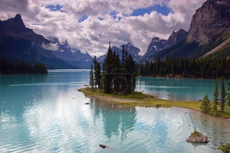 Téléchargez les photos : Un paysage de Spirit Island avec de grandes montagnes en arrière-plan sous les nuages Alberta, Canada - en image libre de droit