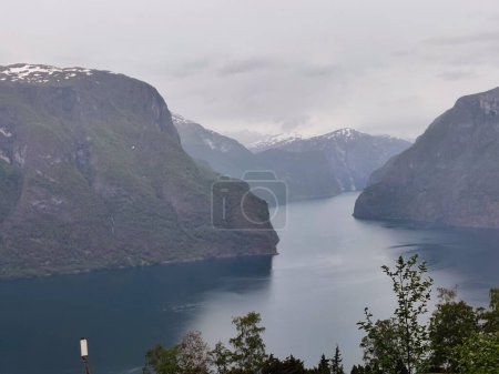 Foto de El paisaje noruego con fiordo de Nordfjord, montañas, árboles y glaciares en Olden, Noruega - Imagen libre de derechos