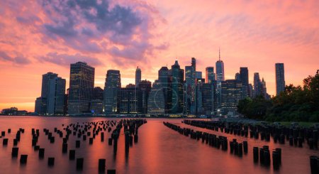 Téléchargez les photos : Une ligne d'horizon du front de mer Manhattan au coucher du soleil - en image libre de droit