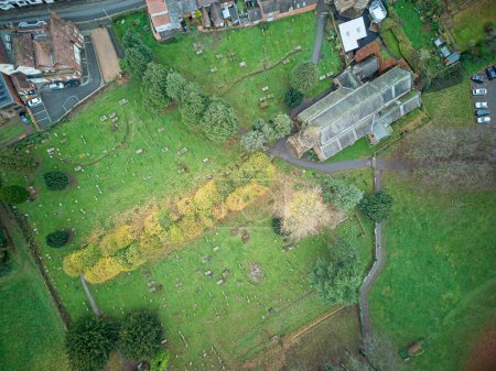 Téléchargez les photos : Vue aérienne d'une église St Nicholas entourée d'un parc, Warwickshire, Royaume-Uni - en image libre de droit
