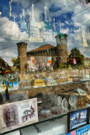 Téléchargez les photos : Un plan vertical de divers souvenirs derrière un verre de magasin sur la Place du Château de Turin, Italie - en image libre de droit