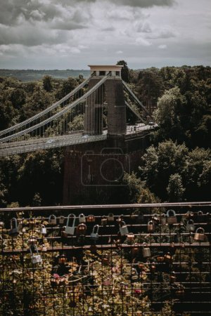 Téléchargez les photos : Un magnifique plan vertical du pont suspendu Clifton au-dessus de la rivière Avon à Bristol, Royaume-Uni. - en image libre de droit