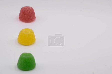 Téléchargez les photos : Les bonbons colorés isolés sur fond blanc avec espace de copie - en image libre de droit