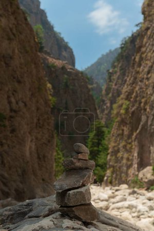 Téléchargez les photos : Un plan vertical de la zone montagneuse dans un parc en Grèce avec des roches équilibrées en face d'eux - en image libre de droit