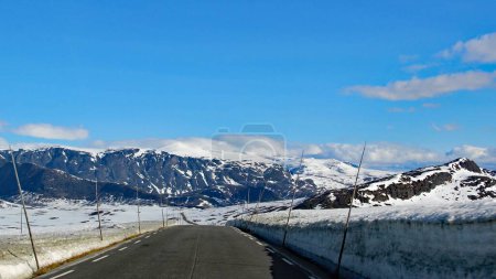 Téléchargez les photos : Paysage de massifs montagneux et route asphaltée vide dans les paysages d'hiver - en image libre de droit