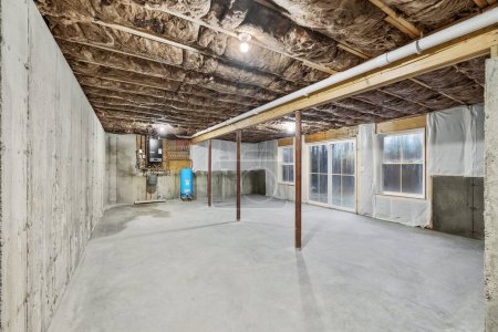 Foto de La construcción interior de una sala de casa con paredes de hormigón y aislamiento del techo - Imagen libre de derechos