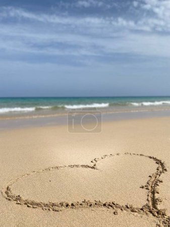 Foto de Un disparo vertical del corazón sobre las arenas de las Islas Canarias - Imagen libre de derechos