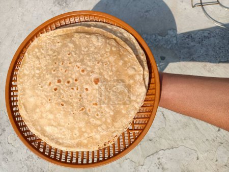 Téléchargez les photos : Chapati, également connu sous les noms roti, rotli, safati, shabaati, phulka, chapo, et roshi, chapati indien, poli, Farine de blé, Roti de blé entier nutrition aliments roti - en image libre de droit
