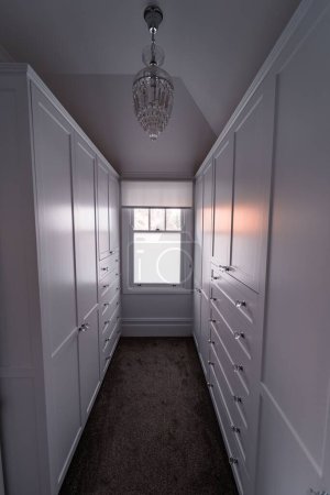 Foto de Un plano vertical de un vestidor con cajones y armarios blancos - Imagen libre de derechos