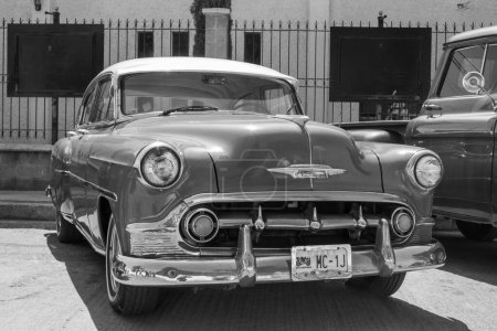 Foto de Una toma a escala de grises de un Chevrolet 210 clásico exhibido en una exhibición de autos antiguos en Tizayuca, México - Imagen libre de derechos