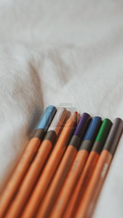 Téléchargez les photos : Un plan vertical de crayons colorés sur le fond blanc - en image libre de droit