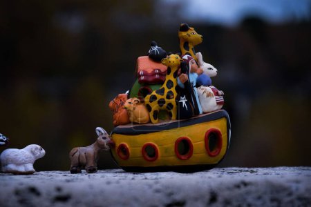 Téléchargez les photos : Un petit jouet d'une arche avec différents animaux et Noé dessus - concept de christianisme - en image libre de droit