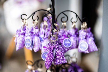 Téléchargez les photos : Une mise au point sélective de porte-clés violet accroché sur un stand en métal à la boutique de souvenirs - en image libre de droit
