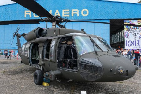 Foto de Un primer plano de un helicóptero Sikorsky UH-60 Black Hawk en el Salón Aéreo Internacional de Bucarest - Imagen libre de derechos