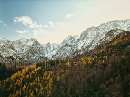 Téléchargez les photos : Vue aérienne de la montagne enneigée près d'Ebensee, Autriche - en image libre de droit