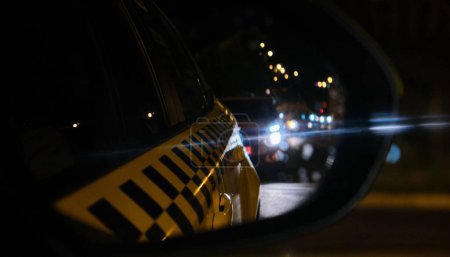 Foto de Un primer plano de un coche reflejado en el cristal lateral del taxi - Imagen libre de derechos