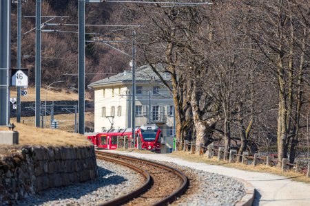 Foto de Las vías del tren de confianza a lo largo de la línea Bernina en Poschiavo, Suiza - Imagen libre de derechos