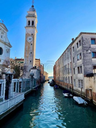 Foto de Una vertical de la Iglesia de San Jorge de los Griegos capturada en un canal escénico en Venecia, Italia - Imagen libre de derechos