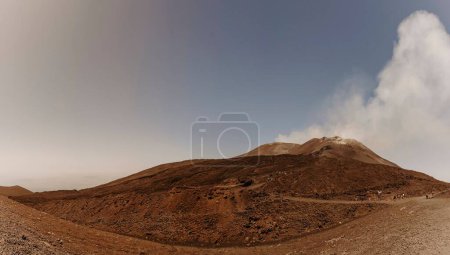 Téléchargez les photos : Le mont Etna, qui éclate lentement à Catane, en Sicile, en Italie - en image libre de droit