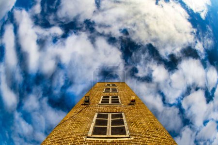 Foto de Un disparo de ángulo bajo de una torre de fuego contra un cielo nublado. - Imagen libre de derechos