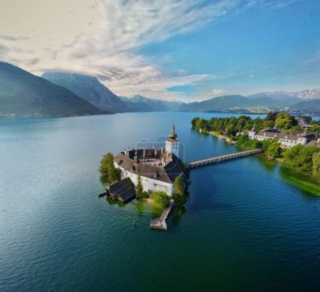 Téléchargez les photos : Une vue aérienne du château de Schloss Ort avec un ciel bleu nuageux en arrière-plan en Autriche - en image libre de droit