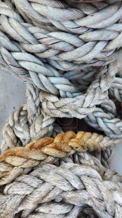 Foto de Un plano vertical de los detalles de la cuerda de la vela en el mástil de un velero. Equipo marino, nudo de mar, viaje - Imagen libre de derechos