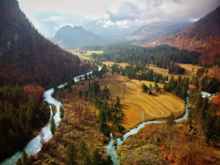 Ein Luftbild des schönen Grunau im Almtal mit Flüssen und üppiger Vegetation in Österreich