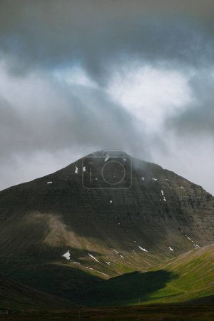 Téléchargez les photos : Beau paysage de montagne majestueuse vu à travers un brouillard dense par une journée nuageuse, Islande - en image libre de droit