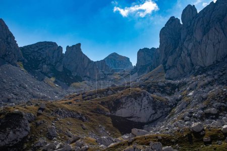 Téléchargez les photos : Un angle bas des belles montagnes de Dormitor pendant la journée au Monténégro - en image libre de droit