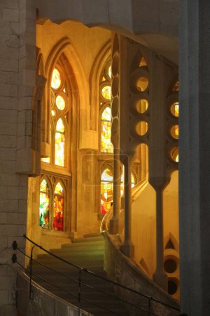 Foto de El hermoso interior de la famosa iglesia de la Sagrada Familia en Barcelona con columnas curvas - Imagen libre de derechos