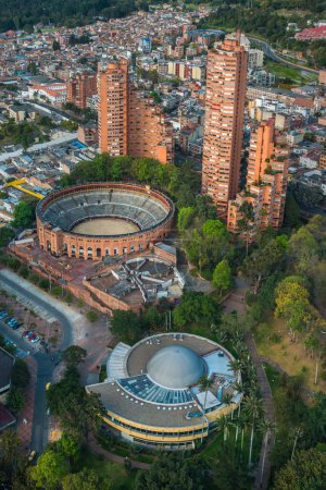 Una vista aérea vertical de la famosa arena taurina Santamaría y los edificios circundantes en Bogotá, Colombia