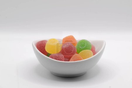 Foto de Los dulces de colores en un tazón aislado sobre fondo blanco - Imagen libre de derechos