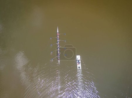 Foto de Una vista superior de un equipo de remo, remando en el río Passaic en North Arlington, Nueva Jersey - Imagen libre de derechos