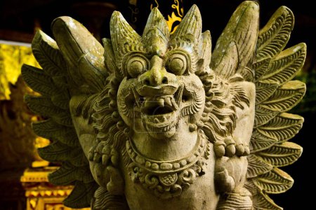 Téléchargez les photos : Statue en pierre du monstre du diable pour combattre l'esprit maléfique dans l'ancien temple asiatique - en image libre de droit