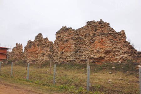 Téléchargez les photos : Château de Krevo. Les ruines du mur du château sous une reconstruction dans une journée nuageuse - en image libre de droit