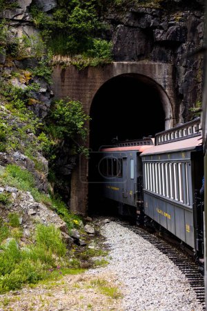 Foto de La entrada a un túnel de tren - Imagen libre de derechos