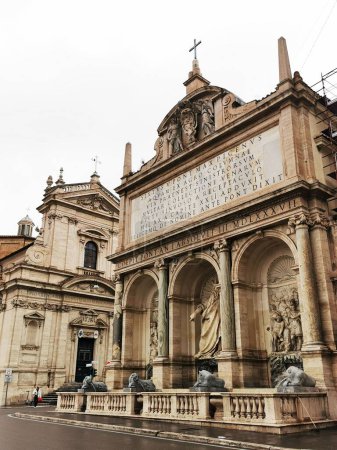 Foto de Una toma vertical de Fontana del Mose fuente monumental en Roma, Italia - Imagen libre de derechos