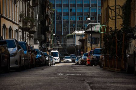 Téléchargez les photos : Les voitures garées sur l'une des rues de la ville italienne de Turin - en image libre de droit