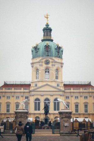Foto de Un plano vertical de personas caminando hacia las puertas de entrada del Palacio de Charlottenburg - Imagen libre de derechos