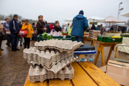 Foto de Un enfoque selectivo de las cajas de huevo vacías en el mercado al aire libre - Imagen libre de derechos