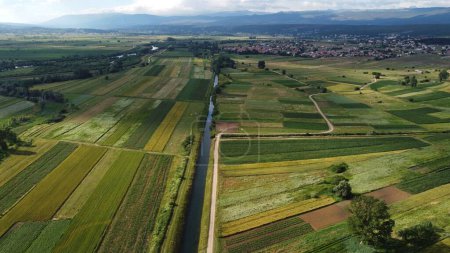 Téléchargez les photos : Une antenne de terres arables colorées champs paysage urbain arrière-plan - en image libre de droit