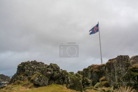 Foto de Vista aérea de la bandera de Islandia sobre roca - Imagen libre de derechos