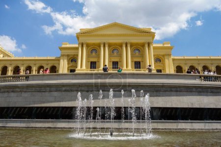 Téléchargez les photos : Sao Paulo, Brésil : fontaine et façade du palais historique du Musée Ipiranga au Parc de l'Indépendance - en image libre de droit